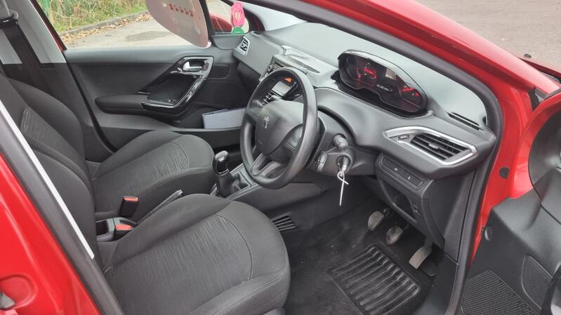 PEUGEOT 208
