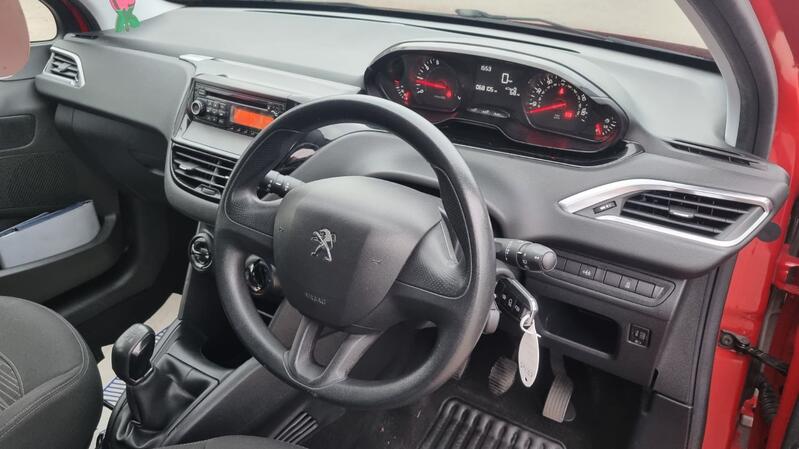 PEUGEOT 208