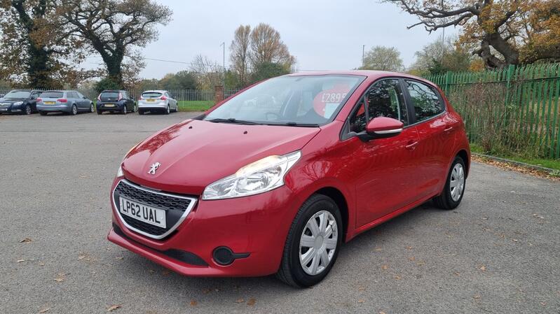 PEUGEOT 208