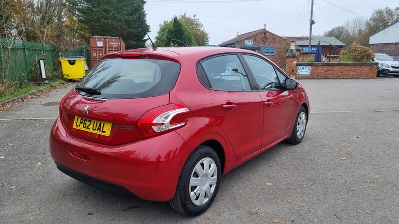 PEUGEOT 208